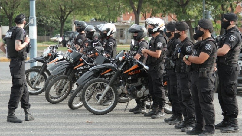 Las fuerzas de seguridad provinciales despliegan agentes en los barrios.