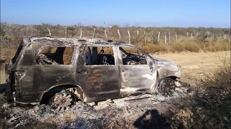 El vehículo incendiado en la zona fronteriza.