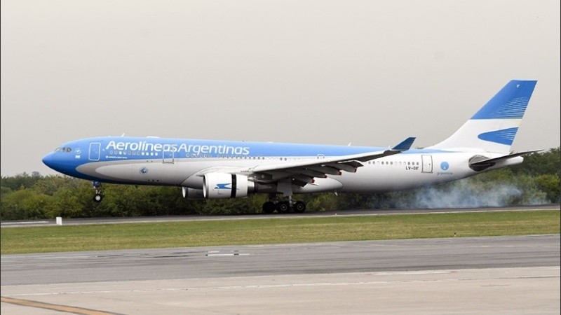 El Airbus 330-200 arribó este jueves a la terminal de Ezeiza tras 16 horas de vuelo.