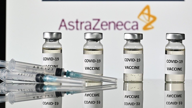 AstraZeneca informó que su vacuna es eficaz en un 70%.