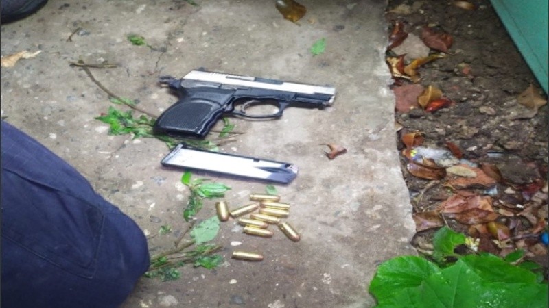 Arma y balas halladas este martes en la zona sur. 