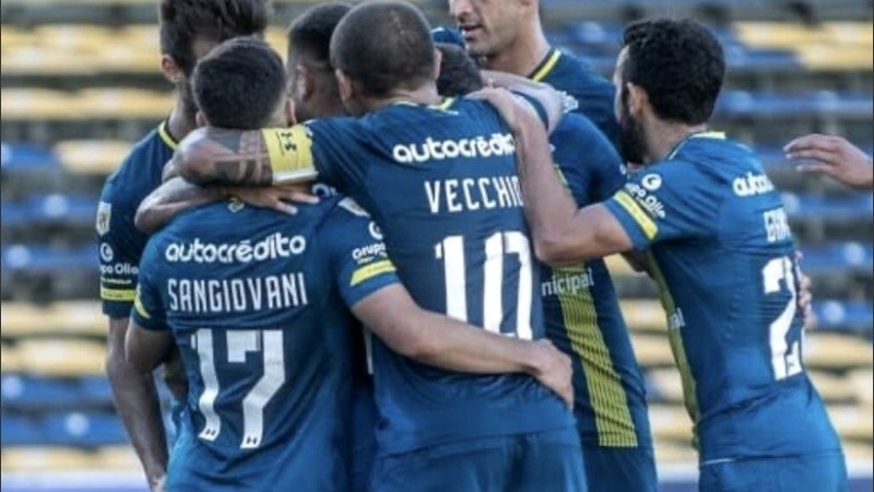 Rafael Sangiovani es abrazado por Emiliano Vecchio y por el resto del equipo. 
