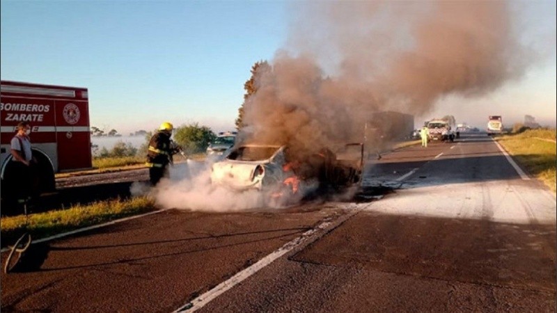 Un accidente en la ruta 12 dejó como saldo dos fallecidos, tras el incendio del coche de menor porte.
