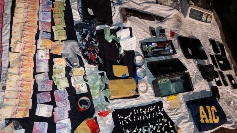 Les encontraron cocaína, balanzas de precisión, teléfonos celulares, equipos de informática y dinero.