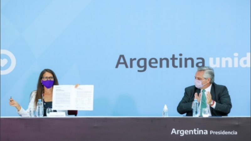 La ministra Elizabeth Gómez Alcorta, ministra de las Mujeres, Géneros y Diversidad de la Nación, junto al presidente Alberto Fernándeza, durante el anuncio.