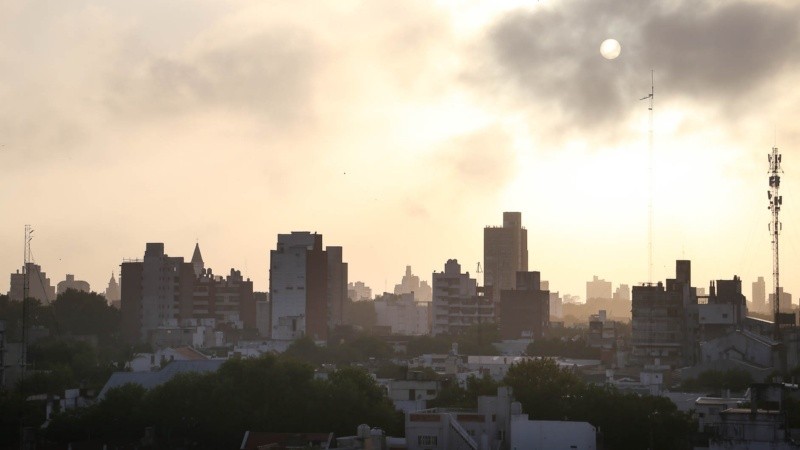 Amanecer con humo en Rosario. Máxima de 31 grados bajo cielo ligeramente nublado este martes. 