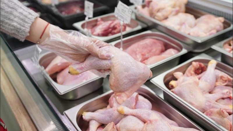 Por primera vez en la historia, el año pasado el consumo de pollo igualó en la Argentina al de carne vacuna .