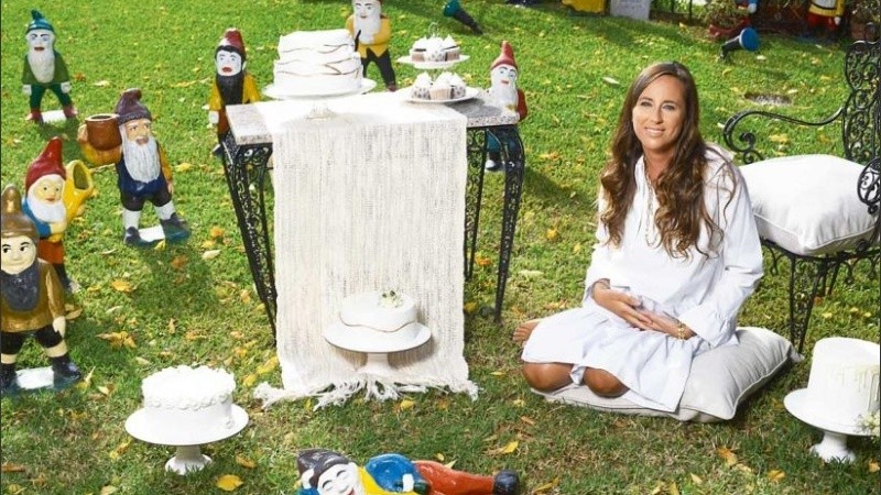 Hace unos meses, su esposa, Estefanía Pasquini posó con la colección de enanos.