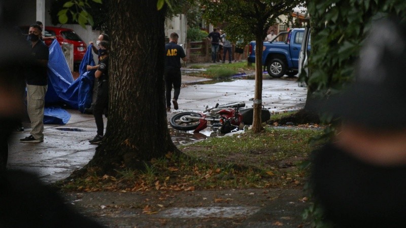 La moto en la que se movían los delincuentes quedó tirada en Juez Zuviría y Navarro.