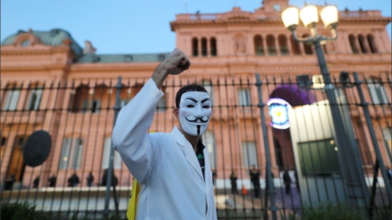 Grieta y protestas en Casa de Gobierno por las restricciones decretadas por el presidente. 