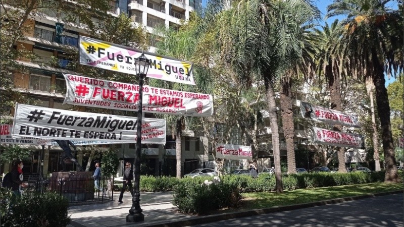 Pasacalles dejados frente al Parque.