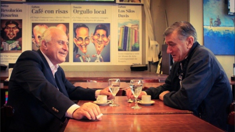 Lifschitz junto a Binner en un café de Rosario