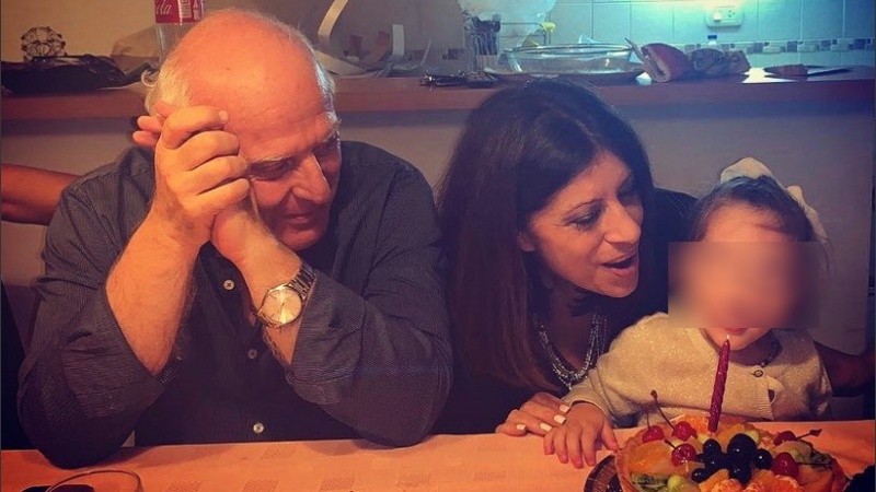 Lifschitz y su compañera Clara García en un festejo casero