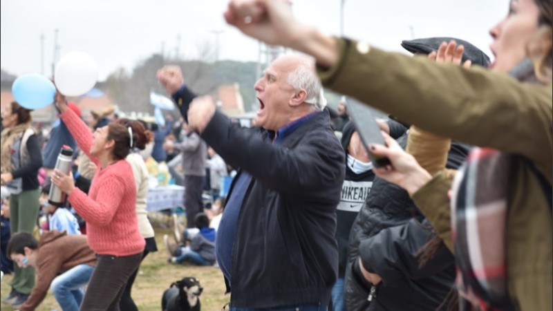 Miguel Lifschitz en un gesto de euforia poco común en él