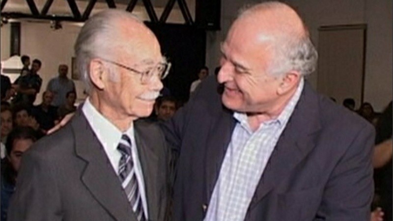 Lifschitz distinguiendo a García Ferré en Rosario