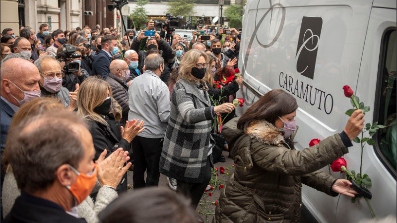 Rosas y lágrimas en el paso del cortejo por la Biblioteca Argentina