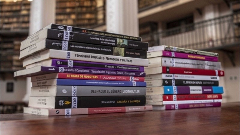 Algunos de los libros que integran el Catálogo Colectivo de Bibliotecas de Rosario