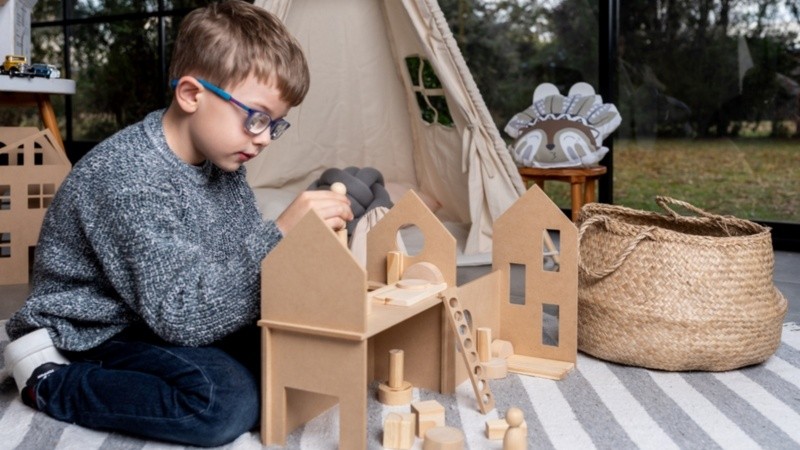 Muebles, juegos y juguetes basados en métodos Montessori, Pikler y Waldorf, priorizan la mirada de las y los niños