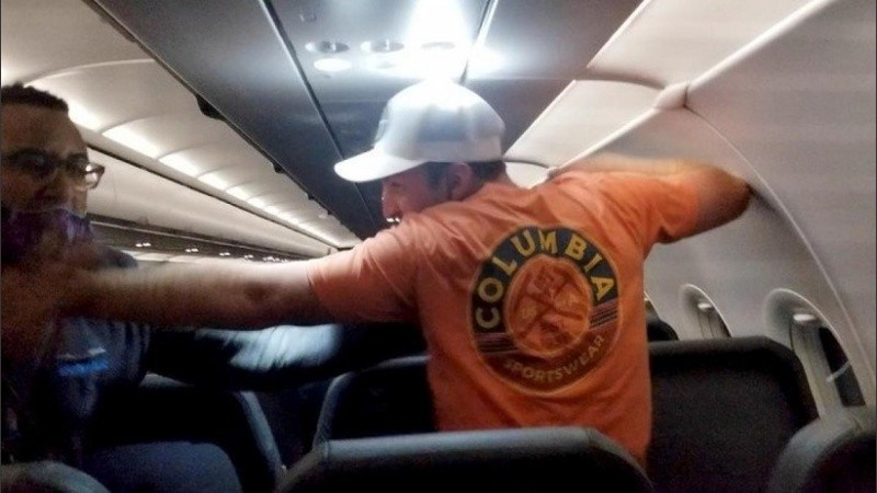 El pasajero de 22 años mantuvo una actitud violenta durante todo el vuelo.