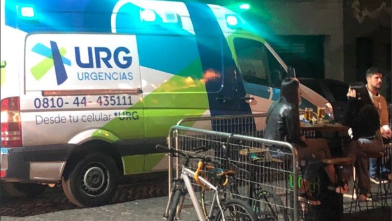 La ambulancia quedó estacionada en medio de calle Alvear entre Brown y Güemes.