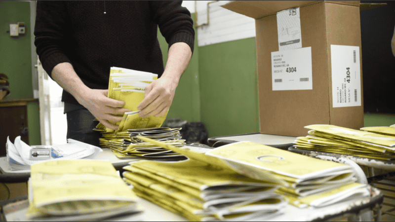A las 18 se cerraban las mesas y se abrían las urnas para contar los votos.