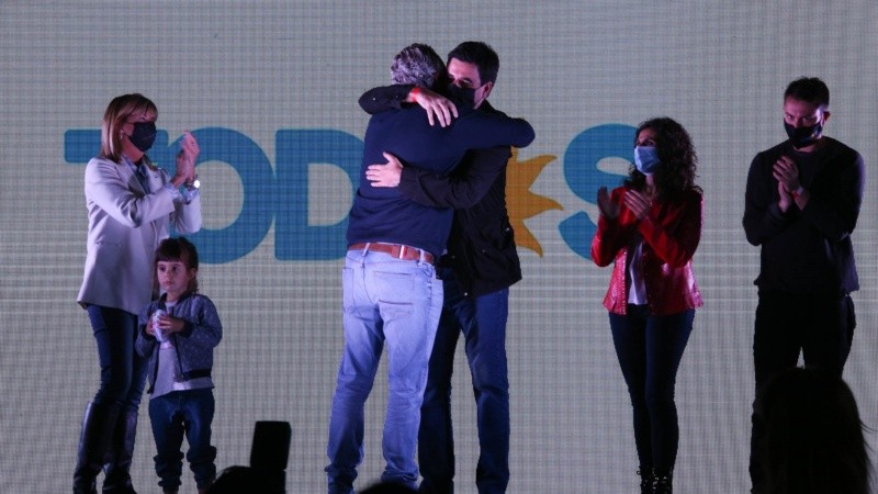 Rossi se abraza con Toniolli ante la atenta mirada de la vicegobernadora Alejandra Rodenas