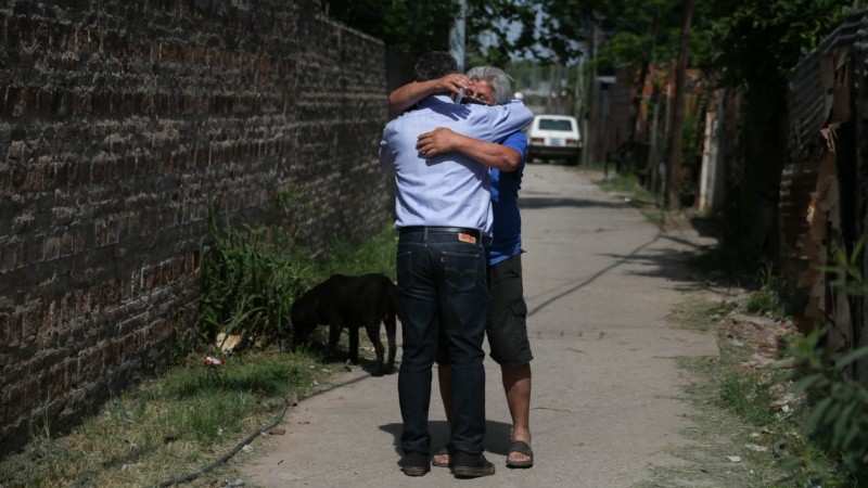 El abrazo del intendente Javkin con uno de los vecinos de Villa Banana