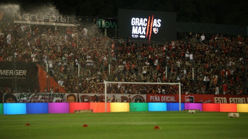 Newell's y una emotiva noche por la despedida de Maxi.