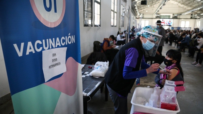 La vacuna de AstraZeneca se aplicó en el país, incluso en Rosario.
