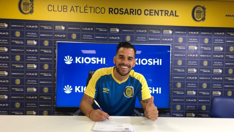 El paraguayo Baéz llegó, firmó y ya entrenó con Rosario Central.