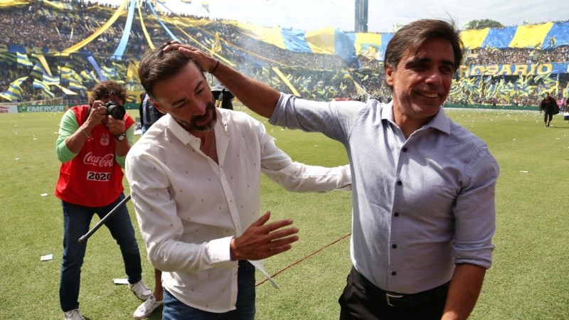 Saludo cordial entre los entrenadores antes del juego.