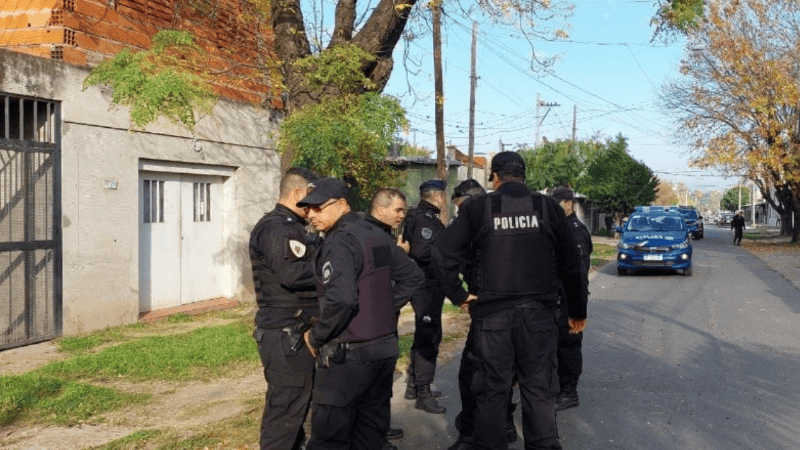 Personal policial en Rauch y Uriarte, donde fueron detenidos los delincuentes.