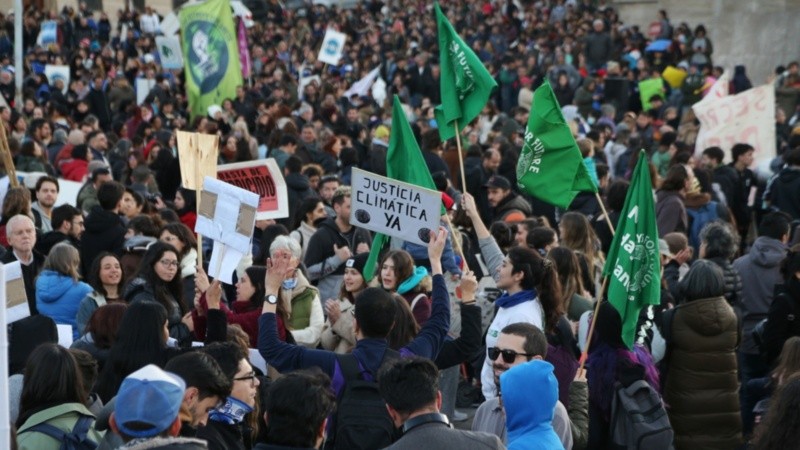 Con carteles, miles de rosarinos en la marcha contra las quemas.