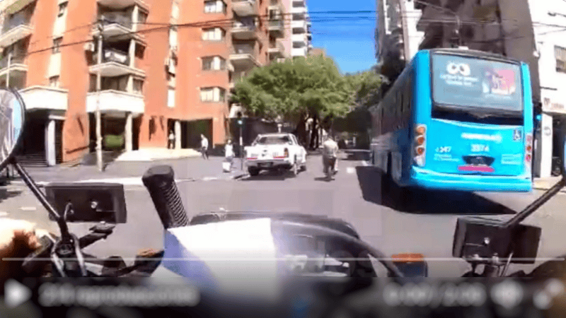 La persecución quedó registrada por la cámara montada en la moto policial.