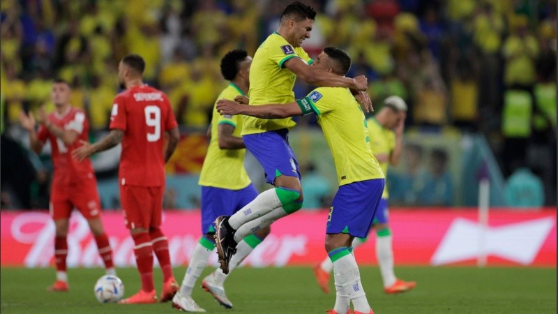 Casemiro y Brasil festejan que están en octavos de final en Qatar 2022.