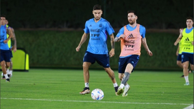 Messi y Montiel en acción durante los trabajos tácticos de este lunes en Doha.