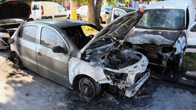 El auto más dañado resultó ser de una empleada policial. 