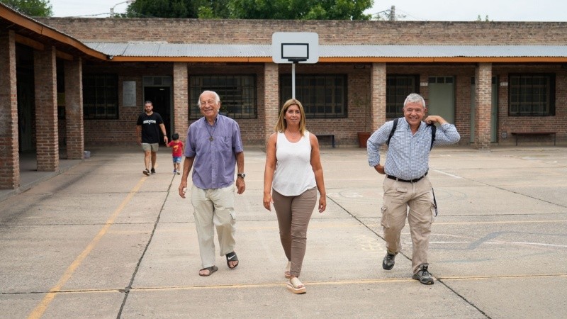 Patio interno. Horacio, Florencia Acosta y Roberto Fleba, directivos; atrás Ezequiel con su hijo.