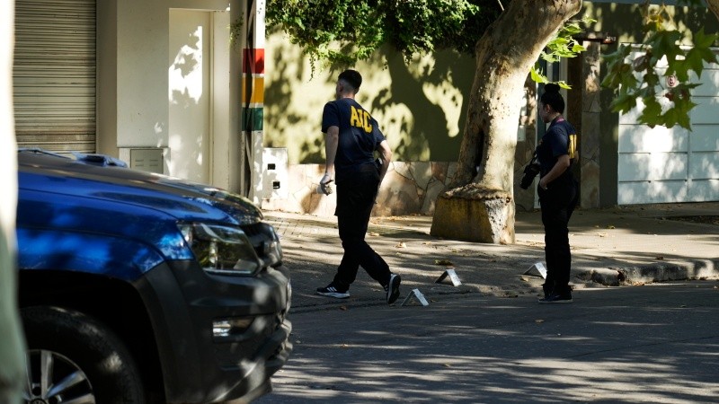 Fueron al menos 14 los disparos sobre el local comercial, la mayoría de ellos dieron sobre una de las tres persianas.
