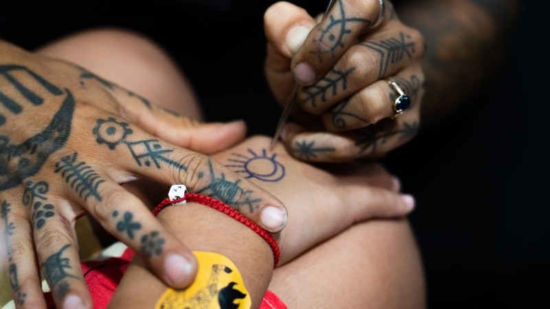 La formación estará a cargo de las profesionales responsables del Ciclo Tatuadoras y de la Casona Tatto: tatuajes en Rosario..