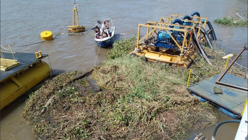 El objetivo del corte es mantener la capacidad de captación de agua del río Paraná