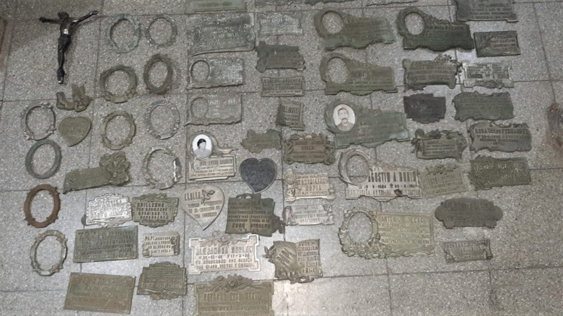 Parte del material arrancado de las lápidas en La Piedad.