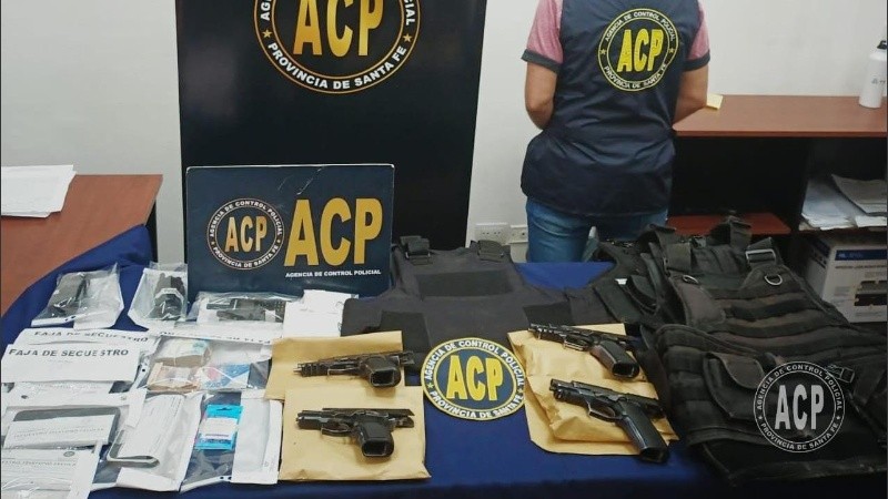 Las armas reglamentarias y otros objetos incautados a los policías del CRE.