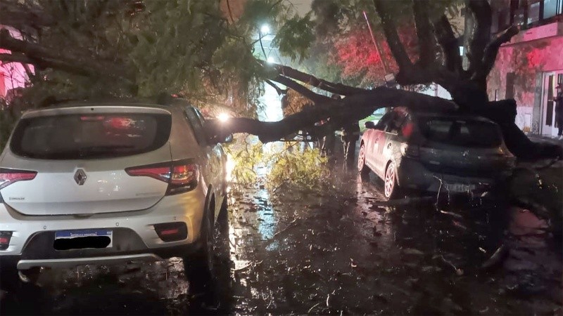 Además de la lluvia, la poca iluminación de la cuadra complicó el trabajo de Bomberos y Defensa Civil.