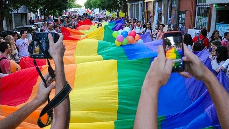 El objetivo es visibilizar y promover los derechos de lesbianas, gays, bisexuales, trans, intersex, no binaries y queers.