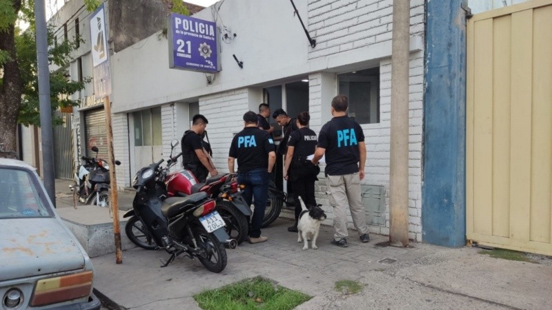 La Policía Federal allanó la seccional de Arijón al 2300 en la mañana de este martes. 
