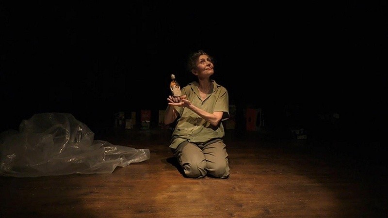 “Es un teatro de sensaciones”, afirma la directora, María Celia Fernández, sobre la obra que protagoniza Cecilia Piazza (foto)