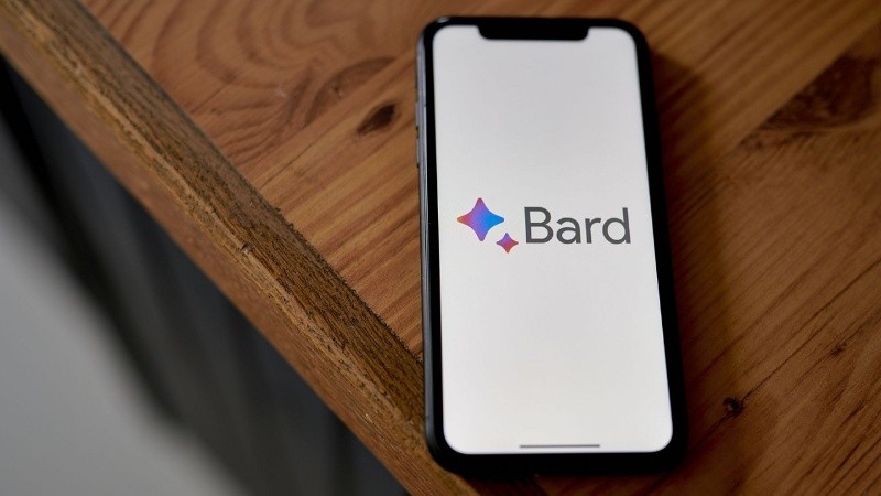 Bard está basado en un modelo de IA generativa llamado PaLM 2, que desde Google definieron como 