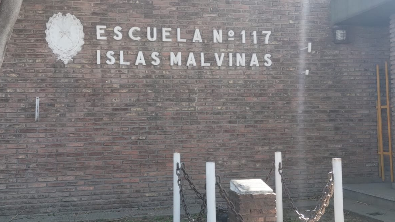 La escuela está ubicada en España y Uriburu.