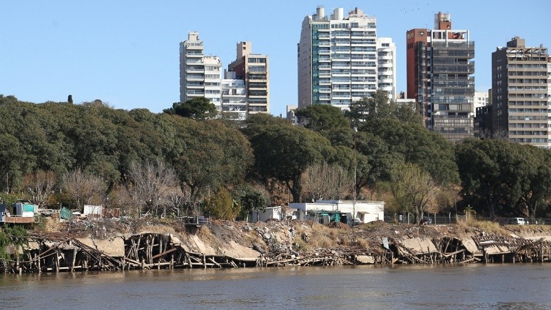 El muelle de la Ex Zona Franca en evidente situación de derrumbe tras 40 años de abandono y un incendio.
